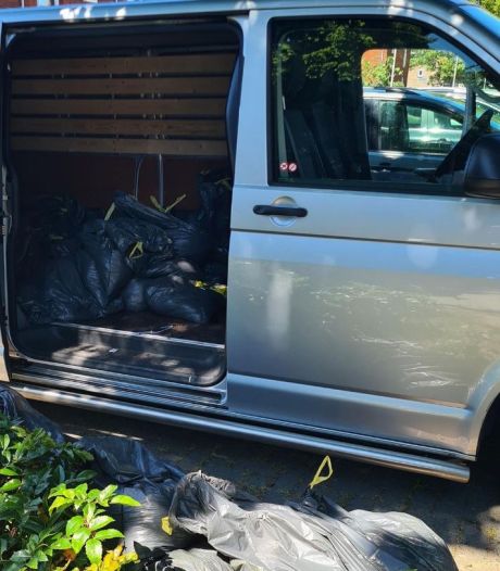 Agenten zien mannen vuilniszakken dumpen in Malburgen; wietkwekerij in Presikhaaf snel ontdekt