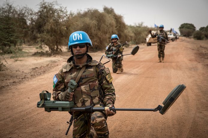 Blauwhelmen in Mali met mijndetectieappatatuur. Archiefbeeld.