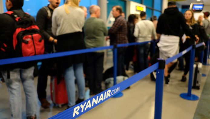 Onder meer op de luchthaven van Stansted, Londen, werden tal van vluchten naar Europese bestemmingen geschrapt. Ook Brussels South Airport (Charleroi) was bij de grootste slachtoffers.