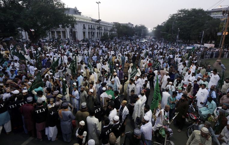 Aanhangers van de islamitische partij Tehreek-e-Labbaik Pakistan protesteren tegen de vrijlating van Asia Bibi. Beeld EPA