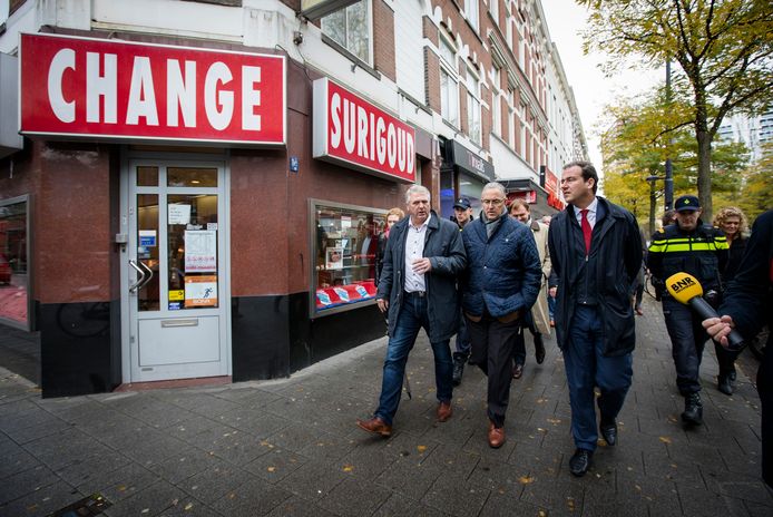 Stadsmarinier Rien van der Steenoven, burgemeester Ahmed Aboutaleb en minister Lodewijk Asscher (Sociale Zaken en Werkgelegenheid) maken in 2016 een wandeling over de West-Kruiskade in Rotterdam.