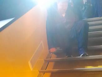 Rolstoelgebruiker kruipt noodgedwongen zelf van trap na Ryanair-vlucht: “Dit is onaanvaardbaar. Ik wil graag waardig kunnen reizen”