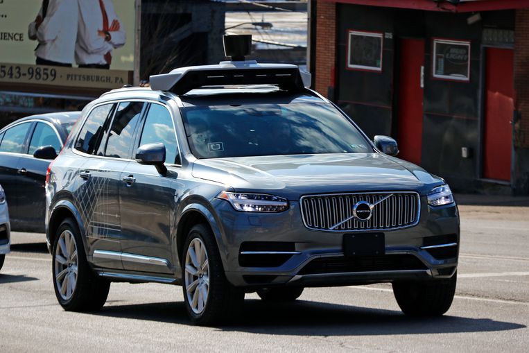 De zelfrijdende Uber-auto’s mogen vanaf maandag weer de weg op. Beeld AP