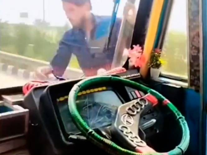 Trucker haalt levensgevaarlijke stunt uit op snelweg