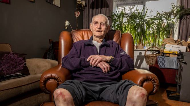 Jaap (83) aan dood ontsnapt na glijpartij op zijn glibberige dak na verwijderen van vogelnestje