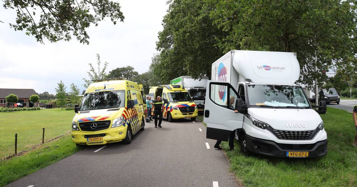 Twee gewonden bij aanrijding tussen vrachtwagen en busje op N35 bij Haarle.