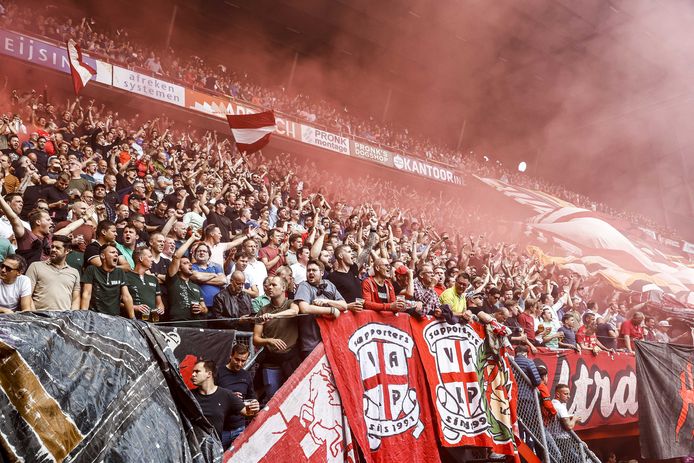 Supporters van FC Twente tijdens de wedstrijd tegen Ajax.