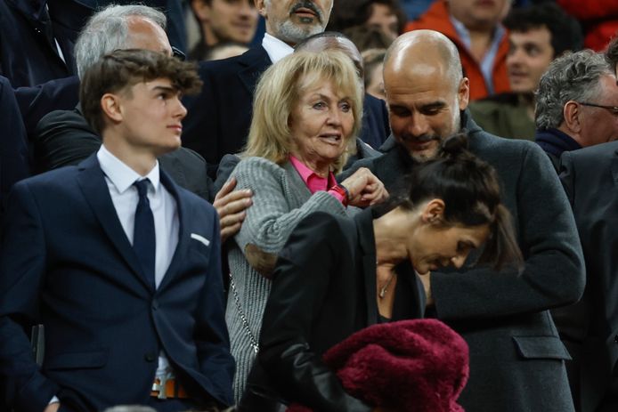 Danny Coster, de weduwe van Johan Cruijff, op de eretribune in Camp Nou met Man City-trainer Guardiola.