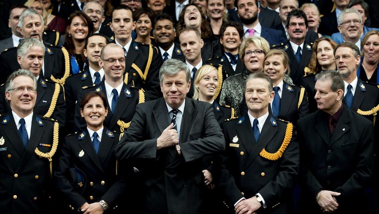 Januari 2013, minister Opstelten, met naast hem korpschef Bouman, poseert met de politietop bij het officiële begin van de nationale politie. Beeld Koen van Weel / ANP