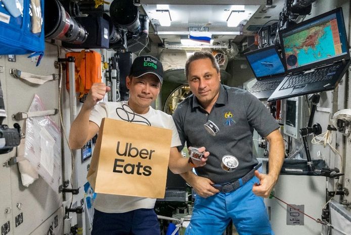 Pendant son voyage vers l’ISS, le milliardaire Yusaku Maezawa a fait le premier placement de produit dans l'espace pour Uber Eats.