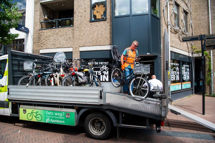 Verkeerd gestalde fietsen worden verwijderd en naar de stalling aan de Paslaan gebracht. De eigenaar kan deze tegen betaling van 25,- euro weer ophalen.