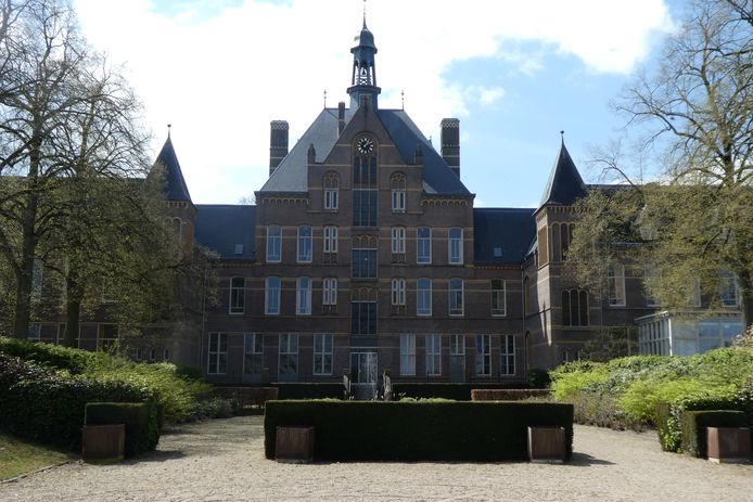 Het hoofdgebouw van Kentalis aan de achterzijde.