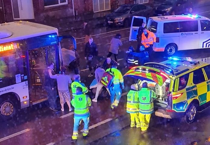 Les deux victimes reçoivent les soins les plus urgents, après l'accident survenu à un croisement de la Guido Gezellelaan avec la Ezelbrugstraat à Menin.
