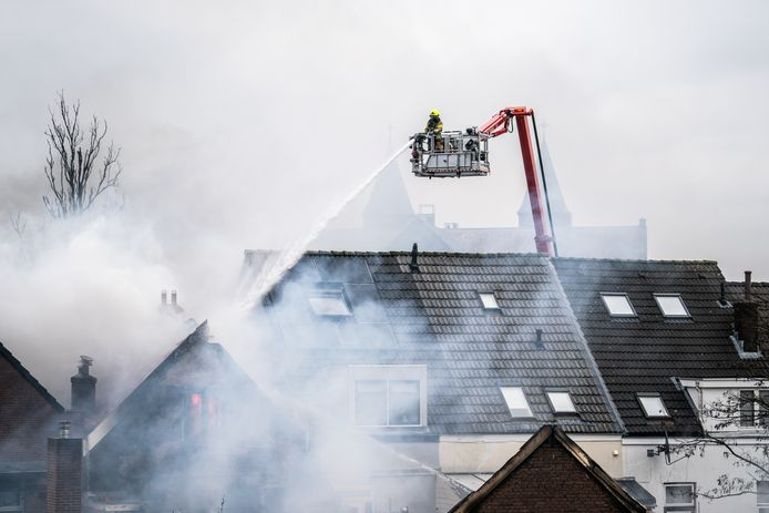 De brandweer aan het blussen bij de hevige brand in de Arnhemse wijk Sint Marten.