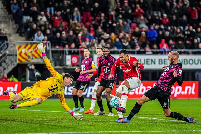 Vangelis Pavlidis van AZ maakt de eerste gelijkmaker (2-2) tijdens de wedstrijd tegen FC Utrecht die in 5-5 eindigde. Beeld ANP