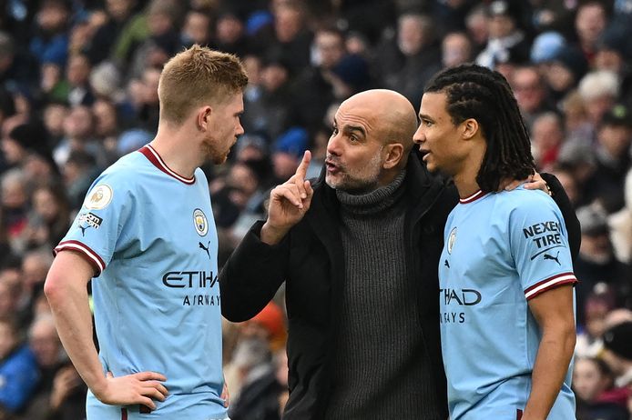 Guardiola met De Bruyne (l) en Aké.