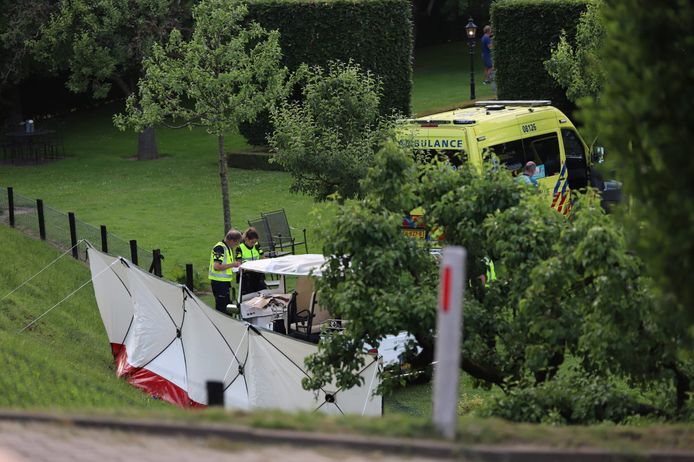 Hulpdiensten bij het fatale ongeluk in Kesteren.