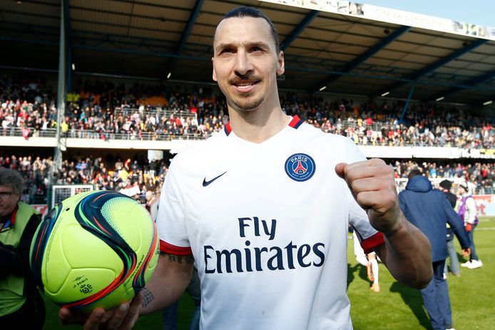 Zlatan neemt de bal mee naar huis na zijn vier goals tegen Troyes (0-9).