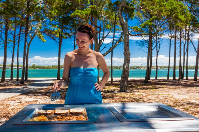 Overal in Australië vind je barbecues die je zo kunt gebruiken. Aansteken en bakken maar.