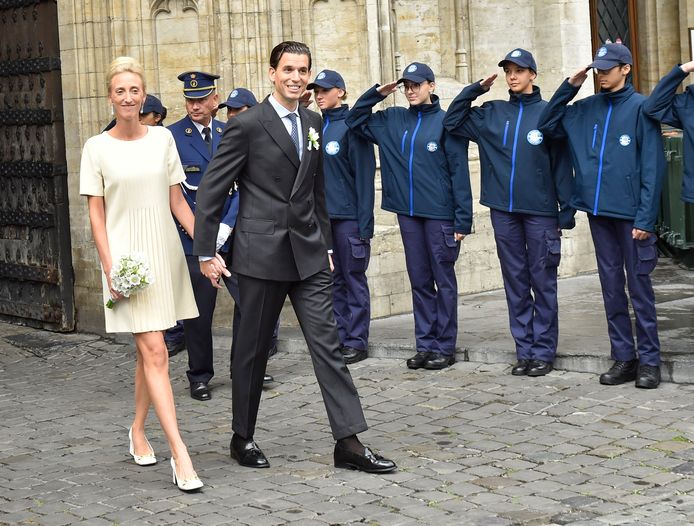 De prinses en haar kersverse echtgenoot na het burgerlijk huwelijk.