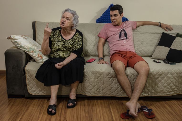 Iedda Petrus en Bruno Atila, grootmoeder en kleinzoon, in Petrus’ huis in Belo Horizonte. Beeld Nicola Zolin