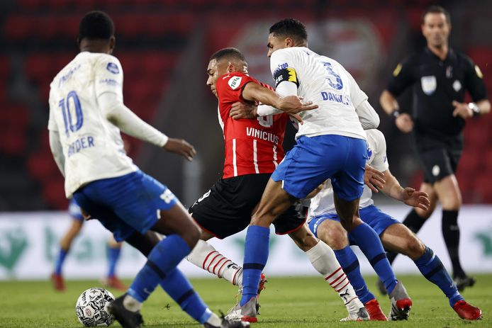 Carlos Vinicius maakt het de verdediging van Vitesse lastig.