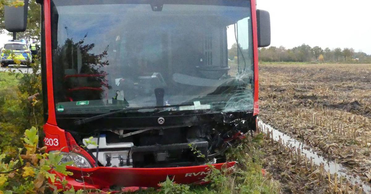 Negen personen gewond bij aanrijding met passagiersbus in Gronau.