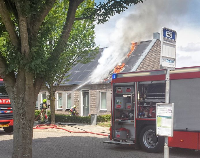 In Hulst ontstond deze zomer brand in een woningdak met zonnepanelen. Als dat zou gebeuren op het dak van een industrieel gebouw, kan dat grote gevolgen hebben.