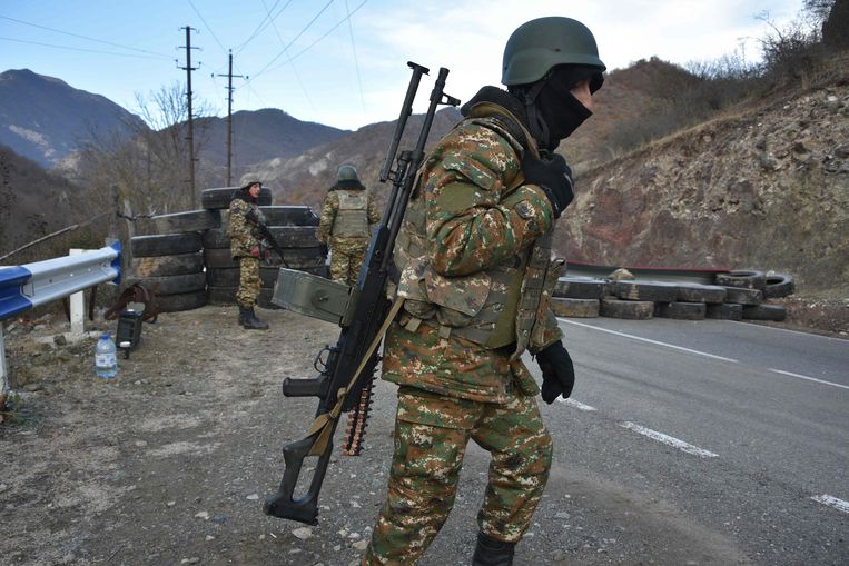 Armeense soldaten aan een checkpoint bij de grens met Azerbeidzjan.  Beeld AFP