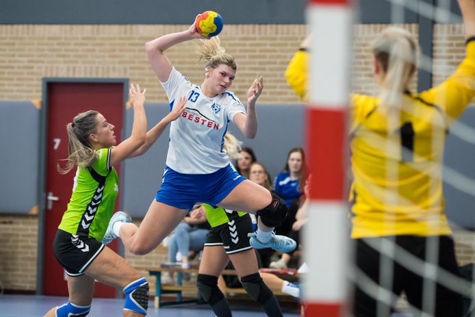 SDOL-speelster Lisanne Nijenkamp (wit), hier in actie tegen Heeten, liep tegen HV Zwolle een zware knieblessure op.