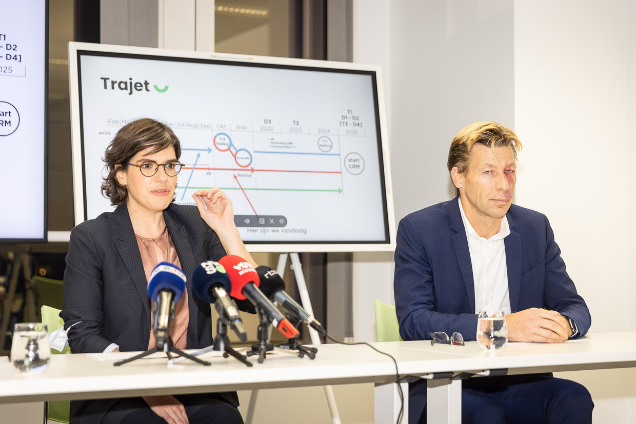 Energieminister Tinne Van der Straeten (Groen) en Chris Peeters, CEO van Elia, op een persconferentie zondag. Beeld BELGA