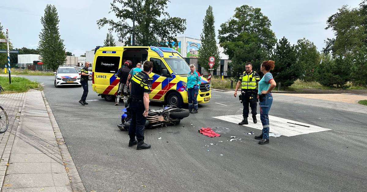 Motorrijder raakt gewond door botsing met auto in Hellendoorn.