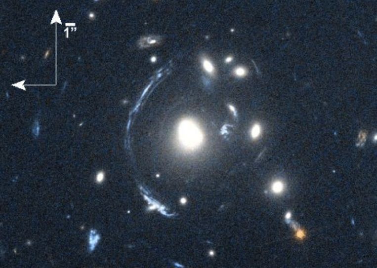 Hubble-opname van S0109, een ver, 'gelensd' sterrenstelsel. Beeld NASA/ESA