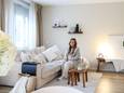 Sophie in haar appartement.