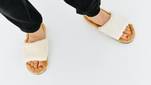 Van de bompaslof tot de fluffy slipper: deze hippe pantoffels houden je voeten deze winter warm
