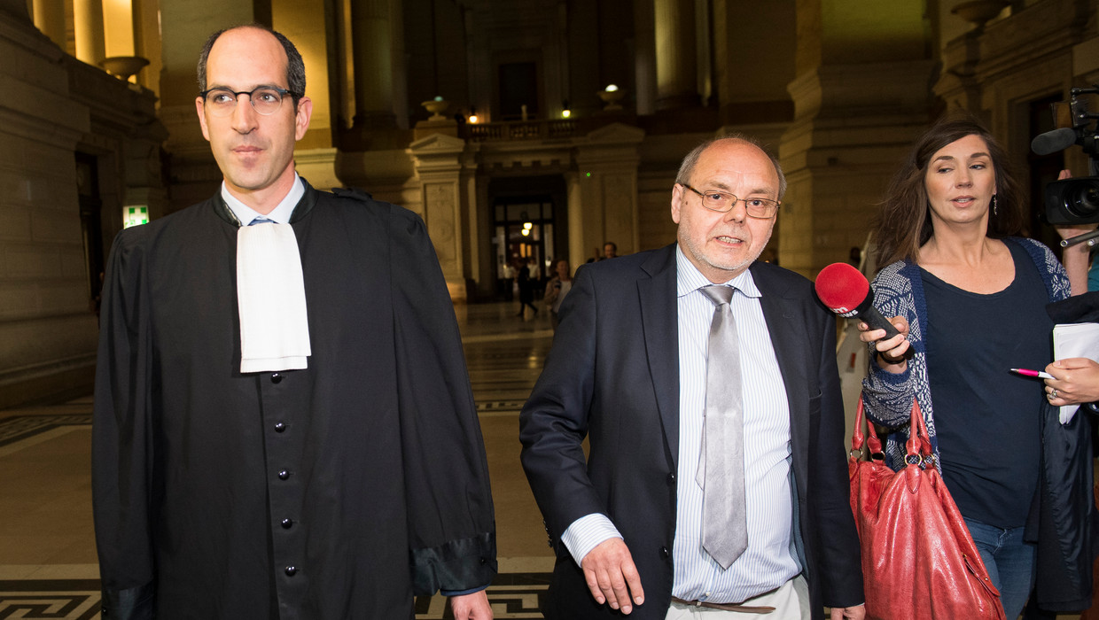 Vlaams parlementslid Christian Van Eyken (midden) voor aanvang van de correctionele rechtbank. Beeld BELGA