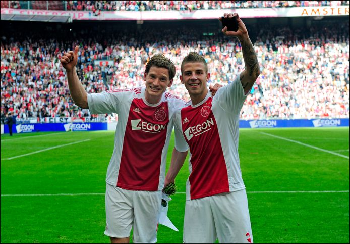 Jan Vertonghen en Toby Alderweireld na de titel met Ajax in 2011