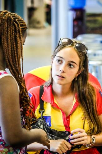 “Als je met vijf kinderen op het strand bent, moet je ze soms eens tellen, hé”: op bezoek bij de redders in Blankenberge, die hun handen vol hebben met verloren kinderen