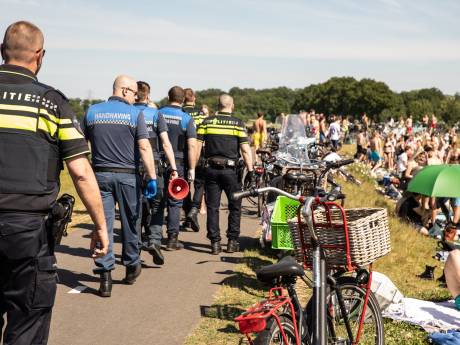 Massale vechtpartij langs Eem: jongeren gooien met flessen en fietsen, politie grijpt in