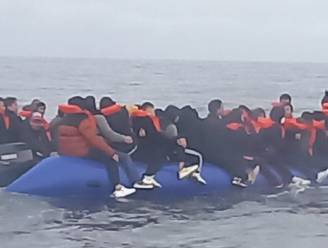 RECONSTRUCTIE. Eén klein rubberbootje met tientallen transmigranten voor onze kust, maar tóch weigeren ze alle hulp: “De druk neemt weer toe, dat voelen we”