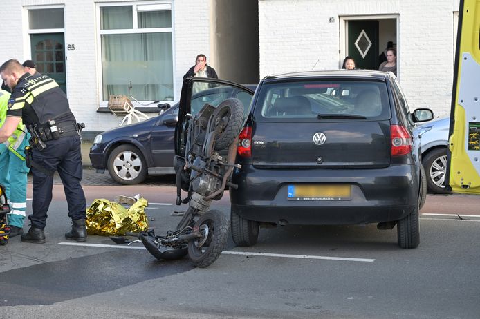 Een scooterrijder en automobilist zijn zaterdagmiddag op de Haagweg in Breda gebotst.