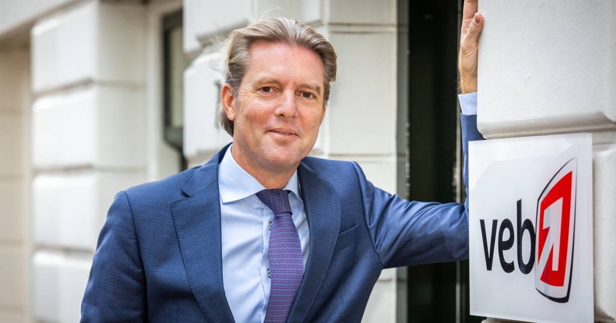 Did Luxaflex billionaire earn an extra 100 million euros at the expense of small investors?