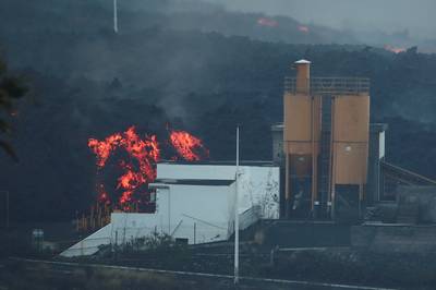 Lava legt cementfabriek in de as op La Palma: lockdown voor 3.000 bewoners