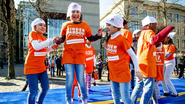Tijdens een manifestatie in 2015 in Den Haag, georganiseerd door Defence for Children, werd gepleit voor een ruimere kinderpardonregeling. Beeld ANP
