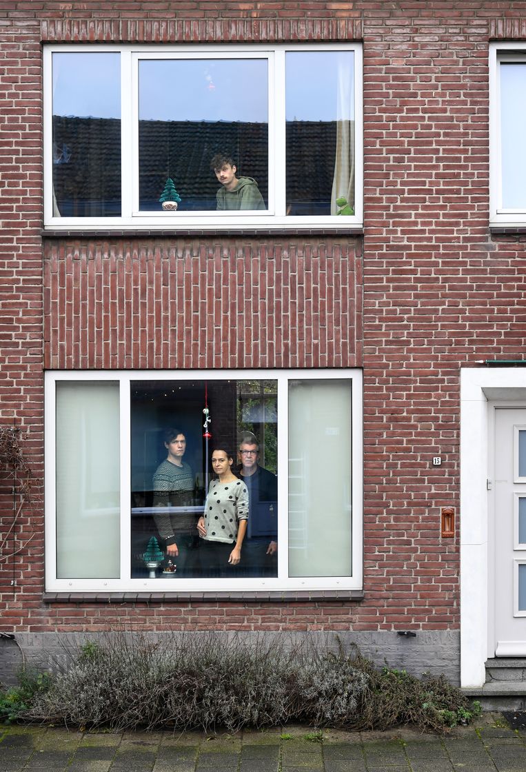 Pim geflankeerd door haar zoon Lester en haar vriend Wim beneden, voor het raam van hun huis in Maastricht. De positieve Otis zit boven op zijn oude slaapkamer. Beeld Marcel van den Bergh / de Volkskrant