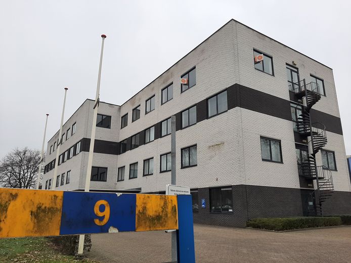 Het leegstaande kantoorpand aan de Galvanistraat waar binnenkort een noodopvang voor asielzoekers komt.