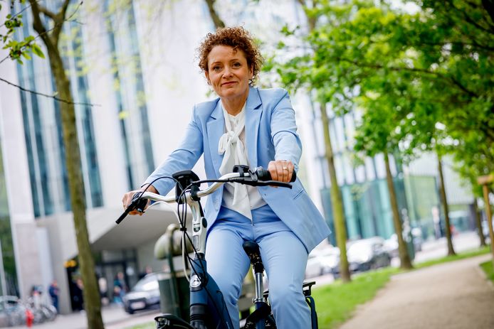 Minister van Mobiliteit Lydia Peeters op de fiets in Brussel: "Dat de ongevallencijfers hoog blijven, geeft me de drive en de motivatie om door te gaan."
