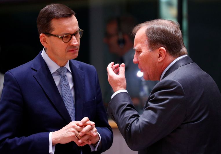 Onderonsje tussen de (jarige) Poolse premier Morawiecki en zijn Zweedse ambtgenoot Löfven aan het begin van de Europese top, donderdag.  Beeld Reuters 