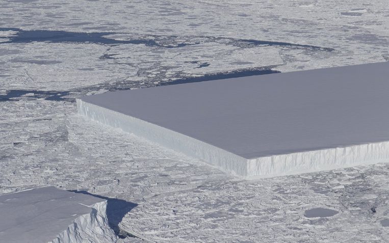 De rechthoekige ijsplaat: een geheime militaire basis, of een gril van Moeder Natuur?