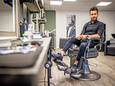Sharaf in zijn eigen kapperszaak Haar en Baard aan de Burgemeester de Zeeuwstraat in Numansdorp.